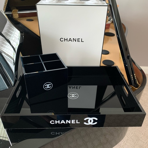 CHANEL | Vanity / Cosmetic Essentials - Picture 4 of 13